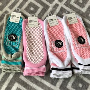 NON SLIP SOCKS BUNDLE